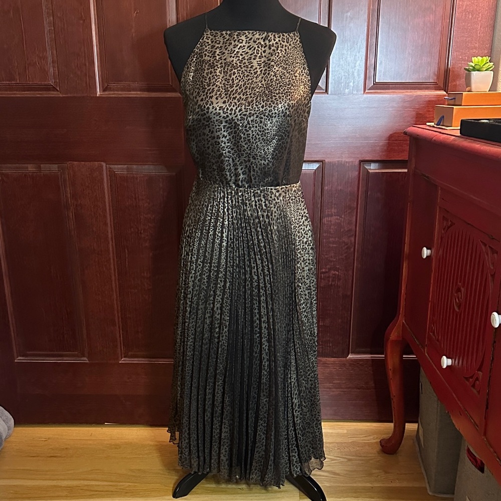 Chic Leopard Print Pleated Dress